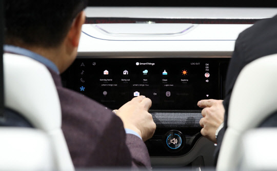 세계 최대 가전·IT 박람회인 'CES(소비자가전쇼) 2019' 개막을 하루 앞둔 7일(현지시간) 오후 미국 라스베이거스 컨벤션센터에서 열린 삼성전자 사전 부스투어에서 관람객들이 차량에 적용된 뉴 빅스비를 체험하고 있다. 연합뉴스